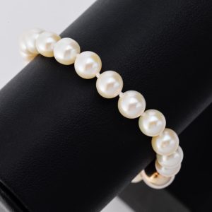 Pearl bracelet with silver catch