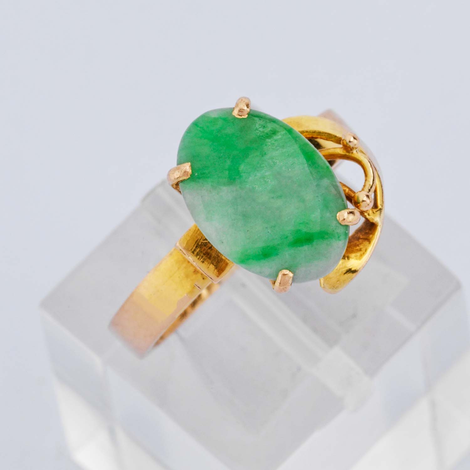 Oval Jade & 14 Carat Gold Ring - Image 3