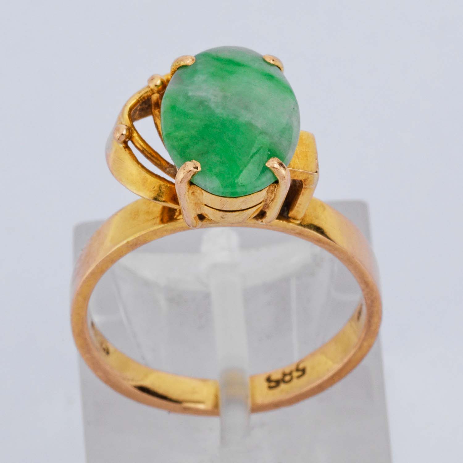 Oval Jade & 14 Carat Gold Ring - Image 4