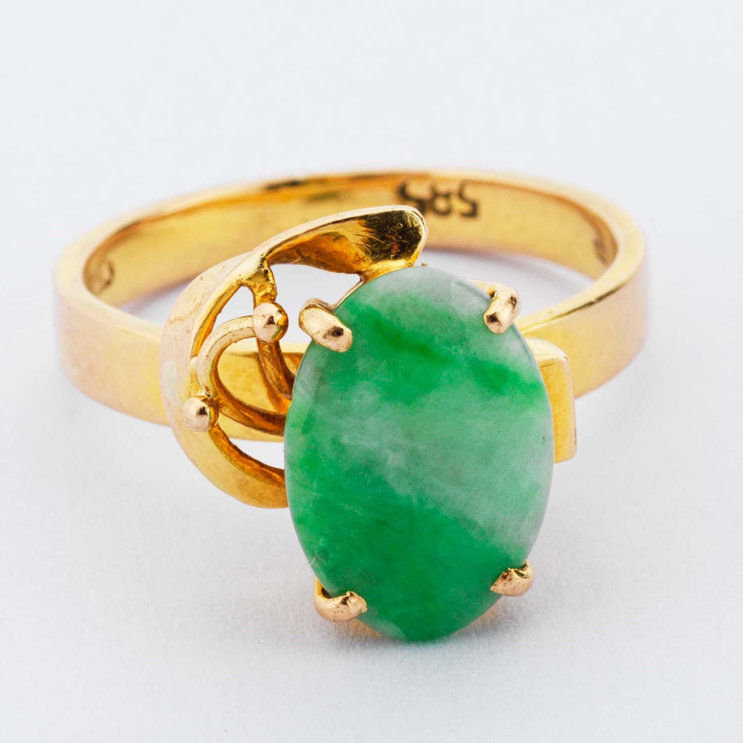 Oval Jade & 14 Carat Gold Ring - Image 5