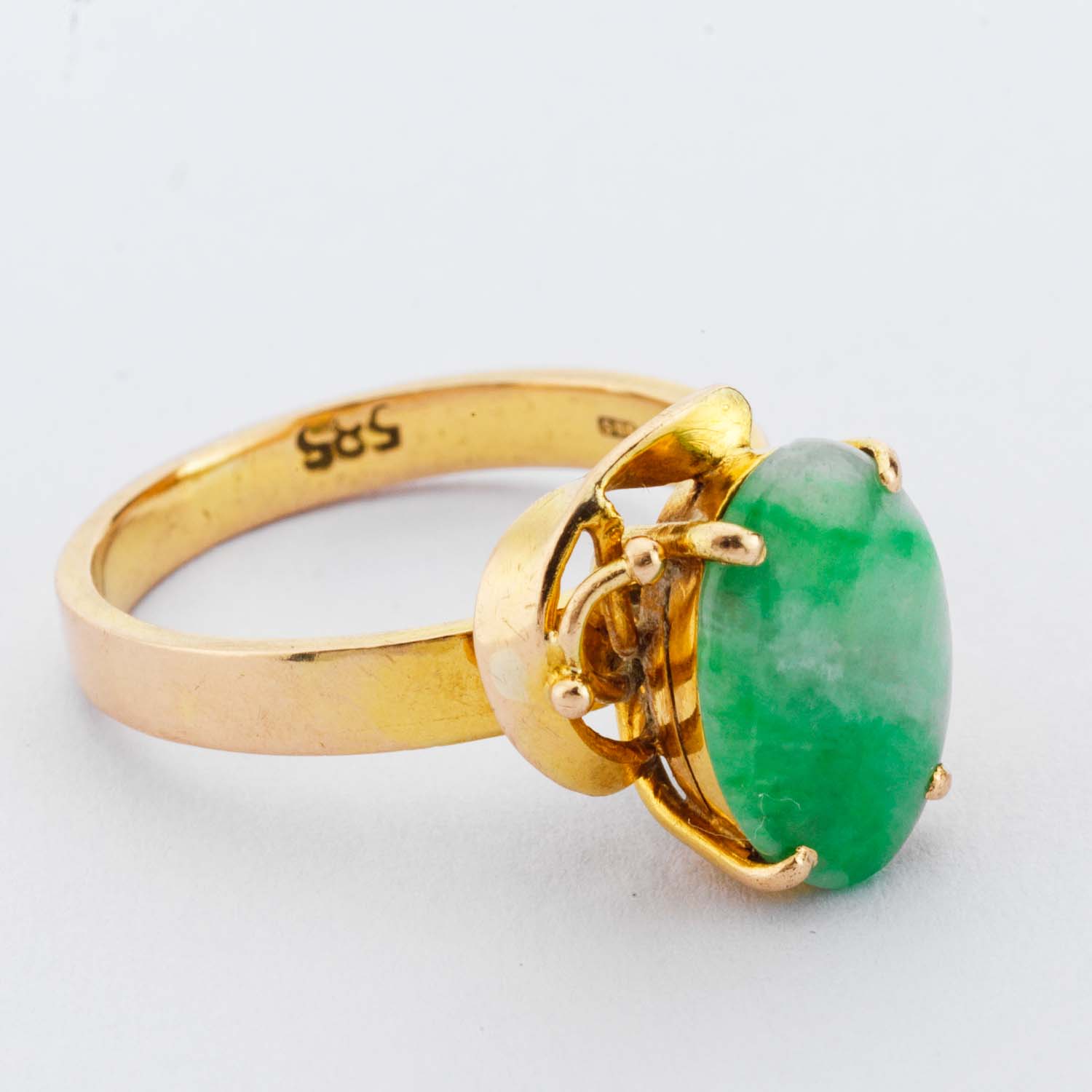 Oval Jade & 14 Carat Gold Ring - Image 6