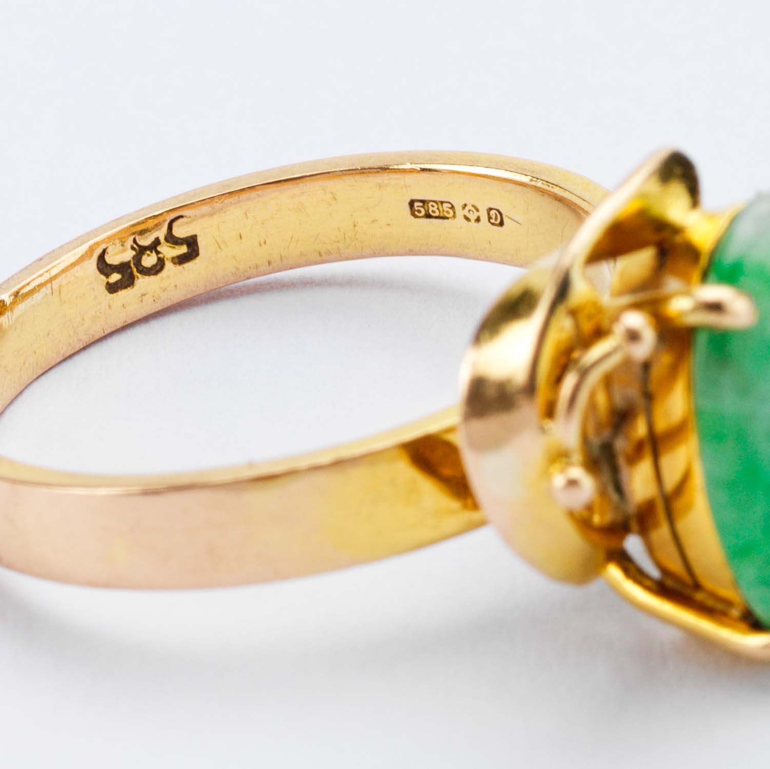 Oval Jade & 14 Carat Gold Ring - Image 7