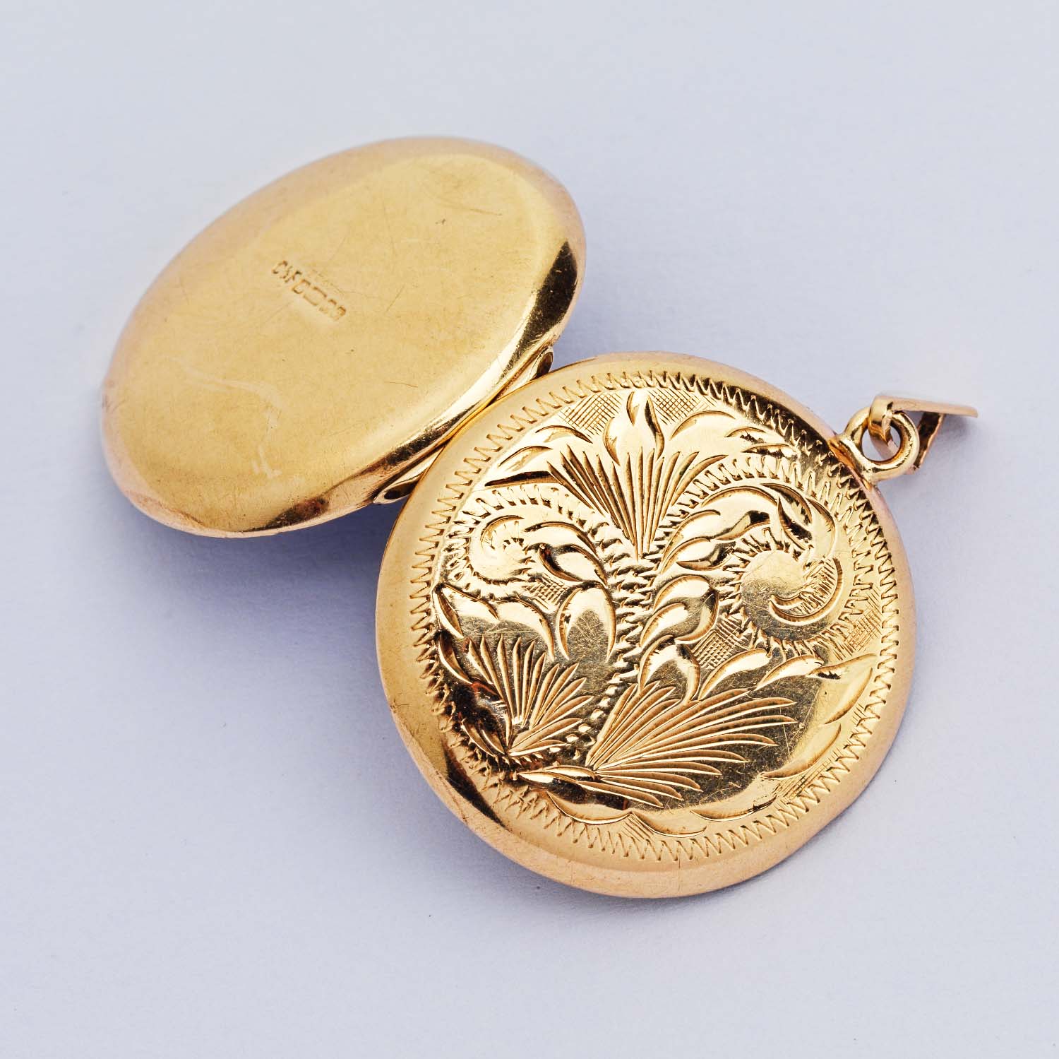 Vintage Round Gold Locket - Image 5